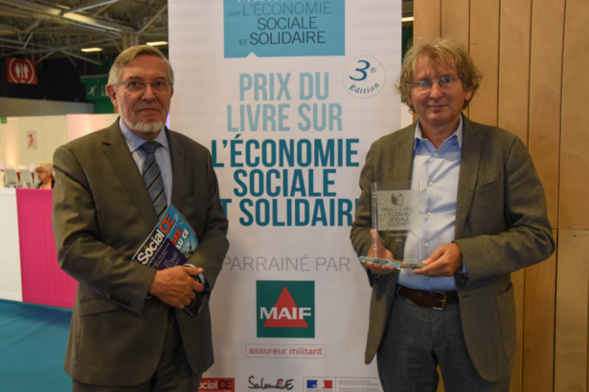 Le magazine Social CE dans les mains de Jean Auroux, lecteur assidu, est le partenaire Presse depuis la création du Prix - photo Catherine Cros - Le magazine Social CE dans les mains de Jean Auroux, lecteur assidu, est le partenaire Presse depuis la création du Prix - photo Catherine Cros -