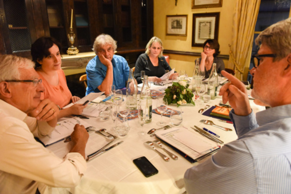 Patrick Gobert évoque le programme de la soirée et rappelle le réglement du prix. Photo Catherine Cros - Patrick Gobert évoque le programme de la soirée et rappelle le réglement du prix. Photo Catherine Cros -