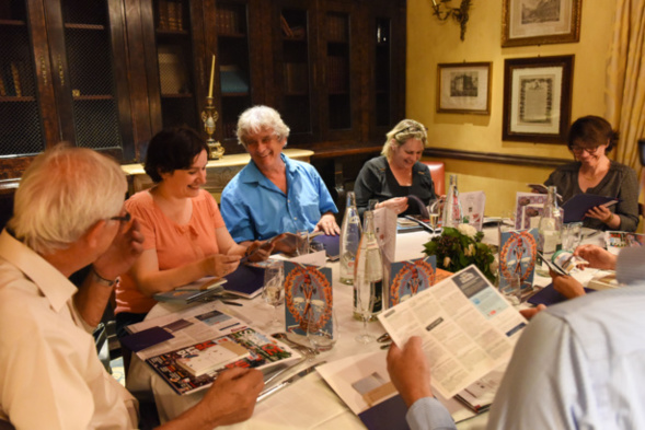 Dans ce jury, autour de la table, la bonne humeur rime avec rigueur. Patrick Viveret en est la preuve vivante ! Photo Catherine Cros - Dans ce jury, autour de la table, la bonne humeur rime avec rigueur. Patrick Viveret en est la preuve vivante ! Photo Catherine Cros -