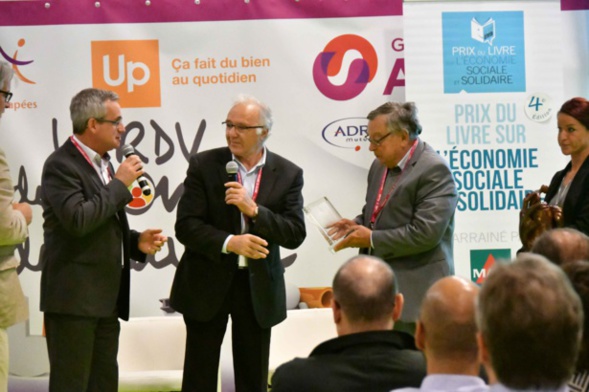 Thierry Monminoux vient de remettre le trophée aux auteurs en se félicitant du choix du jury. Photo : Catherine Cros. Thierry Monminoux vient de remettre le trophée aux auteurs en se félicitant du choix du jury. Photo : Catherine Cros.