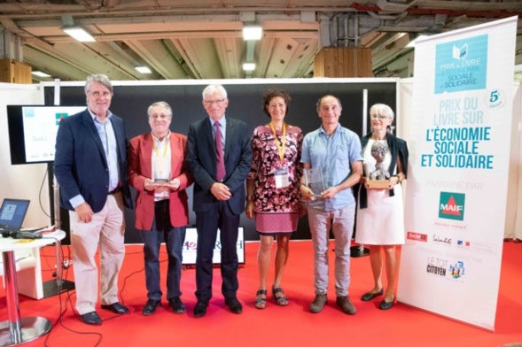 De gauche à droite : Patrick Gobert, organisateur du Prix, Denis Lefèvre, lauréat de la catégorie « Témoignages », Roger Belot, président du jury, Sonia Schaeffer, représentant le jury, Jean-François Draperi, lauréat de la catégorie «  Experts » et Anmarie Léon, artiste 2018 du Prix, auteur des sculptures offertes aux auteurs avec les trophées. Photos Catherine Cros.