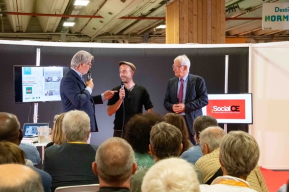 Patrick Gobert a tenu à présenter Simon Muller à tous les participants de cette cinquième édition du Prix - Photo Catherine Cros -