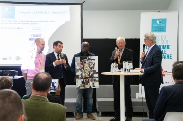 Les lauréats ont découvert la toile créée par Jean-Baptiste Kandodj. S pour la circonstance et ont remercié le jury et le club - Photo Catherine Cros Les lauréats ont découvert la toile créée par Jean-Baptiste Kandodj. S pour la circonstance et ont remercié le jury et le club - Photo Catherine Cros