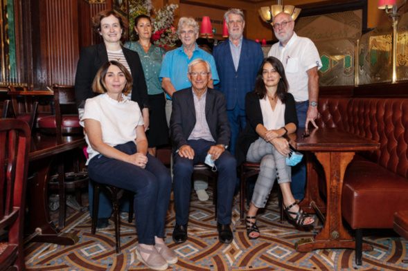 ...ou sans masque, ils ont choisi...les lauréats ! Roger Belot, président du Jury est entouré de Delphine Julie et d'Amélie Raphaël à droite. Derrière, de gauche à droite, Camille Dorival, Sonia Schaeffer, Patrick Viveret, Patrick Gobert et Charles Gouillard - Photo : Jacques Martin