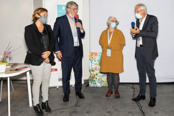 Béatrice Barras était bien présente et avait fait le voyage de Valence dans la Drôme pour son livre primé « Une cité aux mains fertiles : quand les habitants transforment leur quartier (Editions REPAS) . Roger Belot (président du Jury) explique à la ministre pourquoi le livre a été élu - Photo : Jacques Martin - Béatrice Barras était bien présente et avait fait le voyage de Valence dans la Drôme pour son livre primé « Une cité aux mains fertiles : quand les habitants transforment leur quartier (Editions REPAS) . Roger Belot (président du Jury) explique à la ministre pourquoi le livre a été élu - Photo : Jacques Martin -