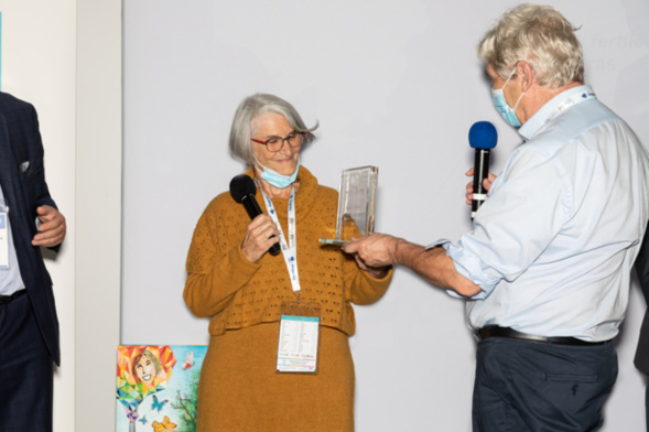 Les mains fertiles... de Patrick Viveret, juré fidèle et l'un des experts les plus écoutés en matière d'ESS lui ont remis le trophée en cristal à la lauréate qui l' tout de suite dédié à ses équipiers et à ce quartier de Fontbarlettes à Valence - Photo : Jacques Martin -