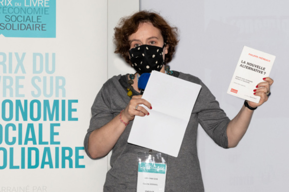 La conclusion de cette formidable matinée est revenue à Camille Dorival qui rendit un hommage émouvant à Philippe Frémeaux, récompensé d’un prix spécial du jury en 2014 (La Nouvelle Alternative aux éditions Les Petits Matins), et disparu cet été. Qui de mieux que Camille qui lui avait succédé à la présidence d'Alternatives Economiques pour retracer le parcours professionnel de ce personnage exceptionnel, grande figure de l'ESS. Il aurait eu 71 ans le jour de cette remise de prix, tout un symbole... Photo : Jacques Martin - La conclusion de cette formidable matinée est revenue à Camille Dorival qui rendit un hommage émouvant à Philippe Frémeaux, récompensé d’un prix spécial du jury en 2014 (La Nouvelle Alternative aux éditions Les Petits Matins), et disparu cet été. Qui de mieux que Camille qui lui avait succédé à la présidence d'Alternatives Economiques pour retracer le parcours professionnel de ce personnage exceptionnel, grande figure de l'ESS. Il aurait eu 71 ans le jour de cette remise de prix, tout un symbole... Photo : Jacques Martin -