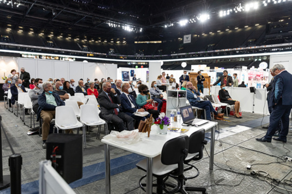 L'espace Rencontres de SalonsCE à la Défense Arena était pratiquement plein pour assister à cette huitième remise de prix parrain épar la MAIF - Photo : Jacques Martin -