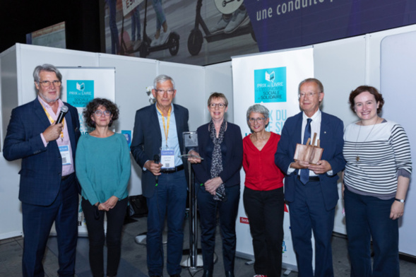 De gauche à droite : Patrick Gobert, Marie-Edith Alouf représentant les Editions des petits matins, Roger Belot, Annick Valette, Kristel Leclercq, Thierry Jeantet et Camille Dorrival qui s'était abstenue de voter en tant que jurée car directrice de collection aux petits matins - Photo : Jacques Martin -