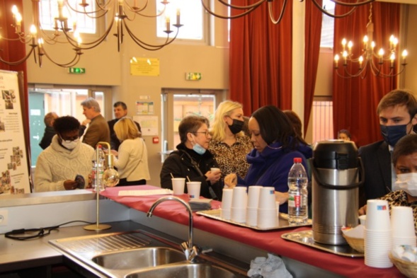 La convivialité est toujours de mise dans les Matinées Citoyennes et au Relais, le décor s'y prêtait - Photo Jean-Paul Berger