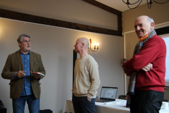 Sous les yeux souriants de Jacques Dugherra, président de l'association qui gère le Relais, Patrick Gobert pose les premières question à Philippe Chiibani-Jacquot, sur son livre " S'il suffisait de traverser la rue..." offert à tous les participants et dédicacé par l'auteur - Photo Jean-Paul Berger