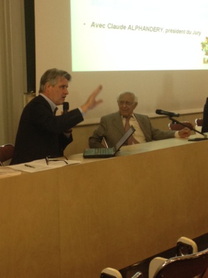 Patrick Gobert présente à la presse Claude Alphandery, le président du Jury.