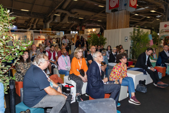 Un public d’élus et de partenaires du Toit Citoyen s’était installé le 21 septembre dernier pour la première fois au cœur du salon Solutions CSE et visible de tous les visiteurs qui ont pu partager l’évènement - Photo Jacques Martin -