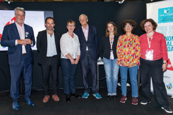 Clap de fin pour cette 10ème édition et photo de famille... A droite, Marie-Edith Alouf, éditrice aux Petits matins à côté de Camille Dorival - photo Jacques Martin -