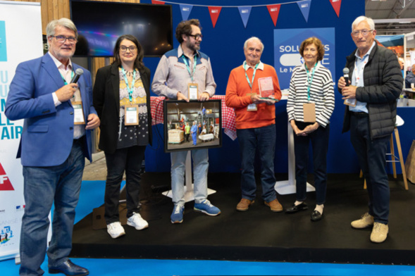 Roger Belot pose avec Denise et Daniel Vuillon les héros de la BD. Entre Patrick Gobert et Cédric Martigny, Amélie Rafael, DAF de la confédération des Scop et des Scic, membre du Jury - Photo Jacques Martin - Roger Belot pose avec Denise et Daniel Vuillon les héros de la BD. Entre Patrick Gobert et Cédric Martigny, Amélie Rafael, DAF de la confédération des Scop et des Scic, membre du Jury - Photo Jacques Martin -
