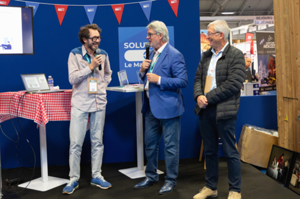 Remerciements de Patrick Gobert et de Roger Belot à l'artiste qui a accompagné les 2 prix en 2024, à la MAIF bien sûr ainsi qu'aux deux partenaires fidèles, SolutionsCSE et SocialCSE, et au nombreux public qui s'était déplacé... Photo Jacques Martin - Remerciements de Patrick Gobert et de Roger Belot à l'artiste qui a accompagné les 2 prix en 2024, à la MAIF bien sûr ainsi qu'aux deux partenaires fidèles, SolutionsCSE et SocialCSE, et au nombreux public qui s'était déplacé... Photo Jacques Martin -