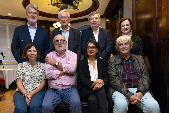 Premier rang de gauche à droite : Delphine Julie, Charles Gouillard, Amélie Rafael, Patrick Viveret. Debout de gauche à droite : Patrick Gobert, Roger Belot, René Carel, Camille Dorival - photo :  Jacques Martin - Toit Citoyen -