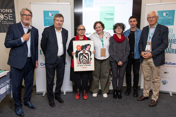 Lauréate de la catégorie " Experts ", Nadine Richez-Battesti a reçu l'œuvre de l'artiste Dugudus entre Roger Belot à gauche et Marie-Edith Alouf, directrice des Petits matins aux côtés de Camille Dorival, directrice de la collection " Mondes en transitions ". Photo : Jacques Martin - Toit Citoyen -