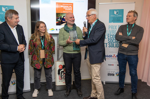 De gauche à droite : René Carel, Sarah Clément, responsable de la communication du réseau Envie, Philippe Chibani-Jacquot, lauréat de la catégorie "Témoignages " recevant le trophée des mains de Roger Belot, sous les yeux de Guillaume Balas, DG d'Envie - Photo : Jacques Martin - Toit Citoyen -