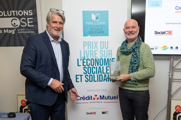 Philippe Chibani-Jacquot et son trophée, félicité par Patrick Gobert. Photo : Jacques Martin - Toit Citoyen Philippe Chibani-Jacquot et son trophée, félicité par Patrick Gobert. Photo : Jacques Martin - Toit Citoyen