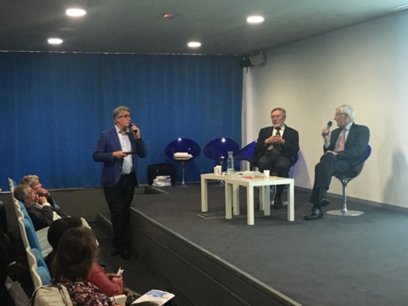 Roger Belot (à droite) répond aux questions de Patrick Gobert sous le regard bienveillant de Jean Auroux.