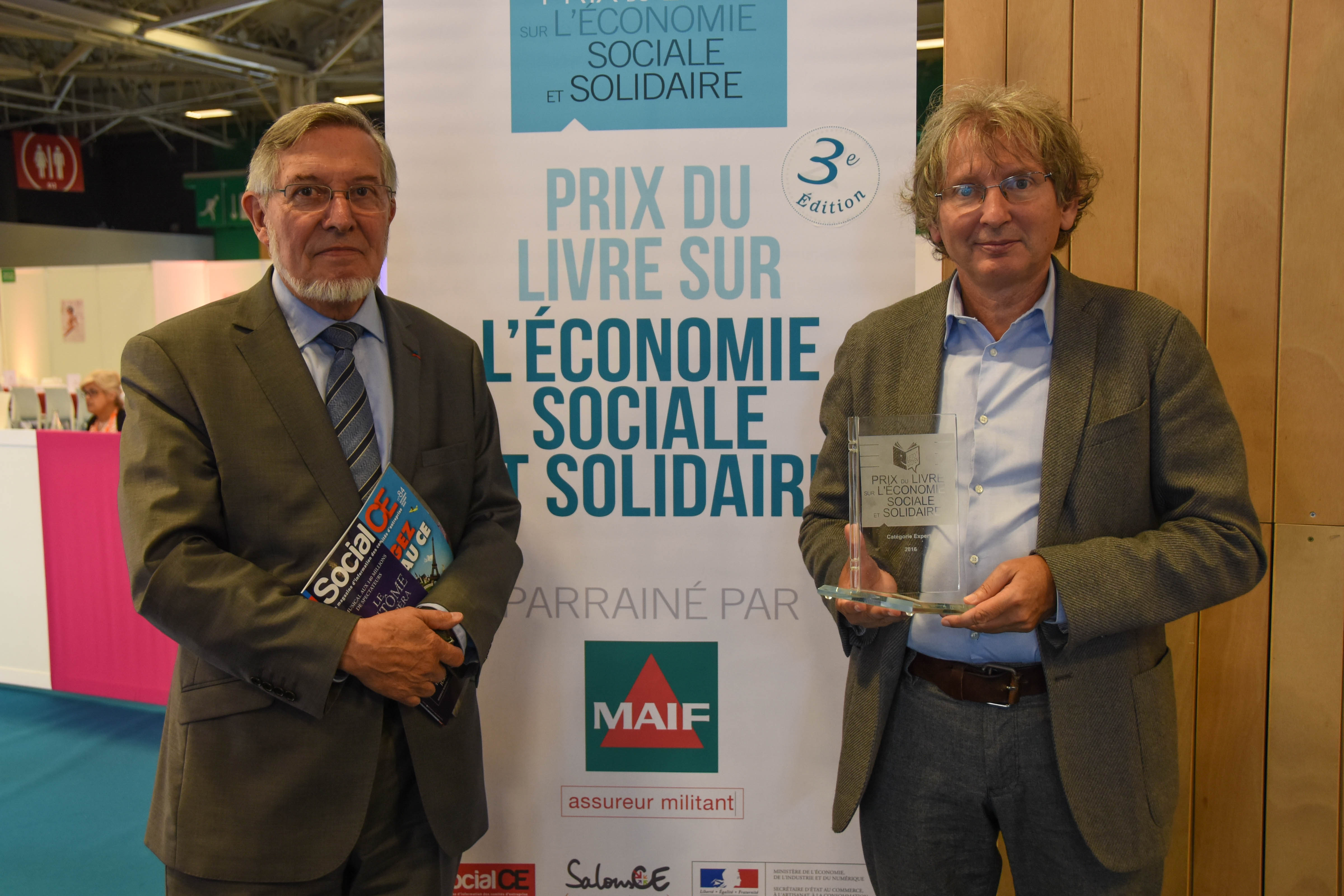 Le magazine Social CE dans les mains de Jean Auroux, lecteur assidu, est le partenaire Presse depuis la création du Prix - photo Catherine Cros -