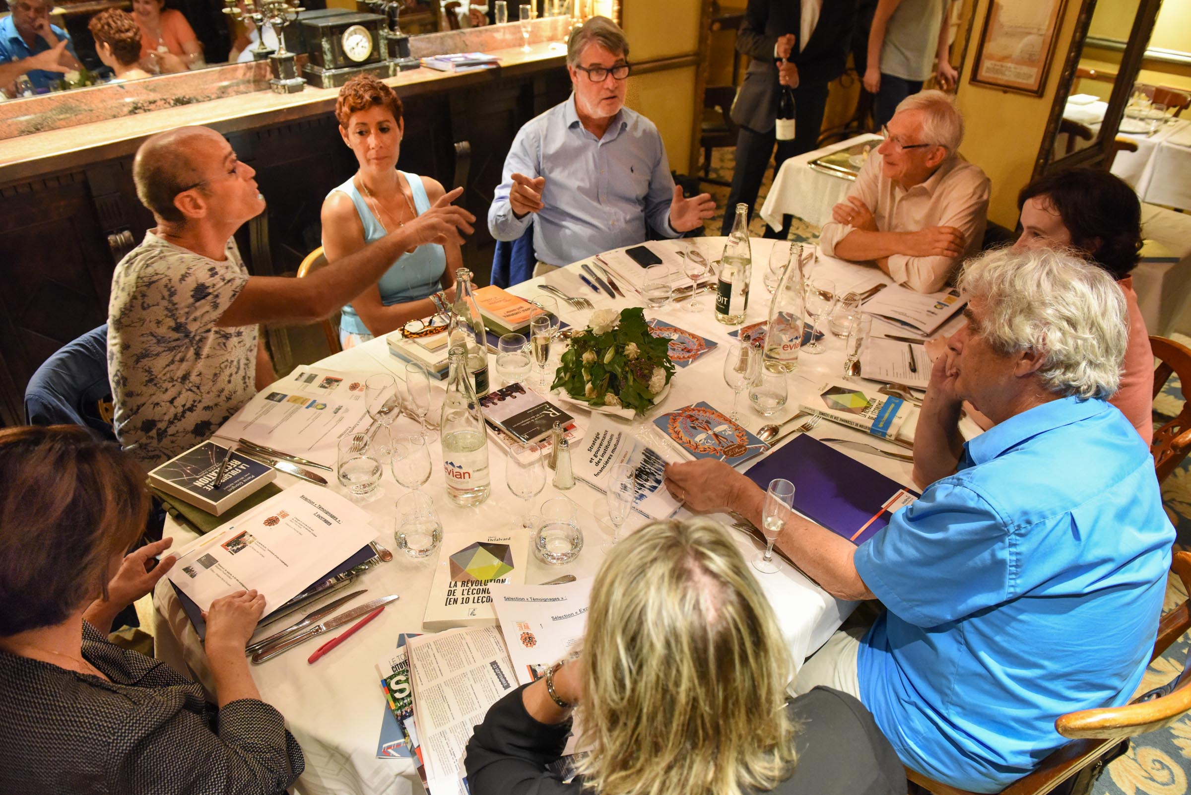 Avant l'unanimité d'une décision, il faut bien souvent échanger, débattre et convaincre comme Bernard Yves sous le regard attentif de son président... Photo Catherine Cros -