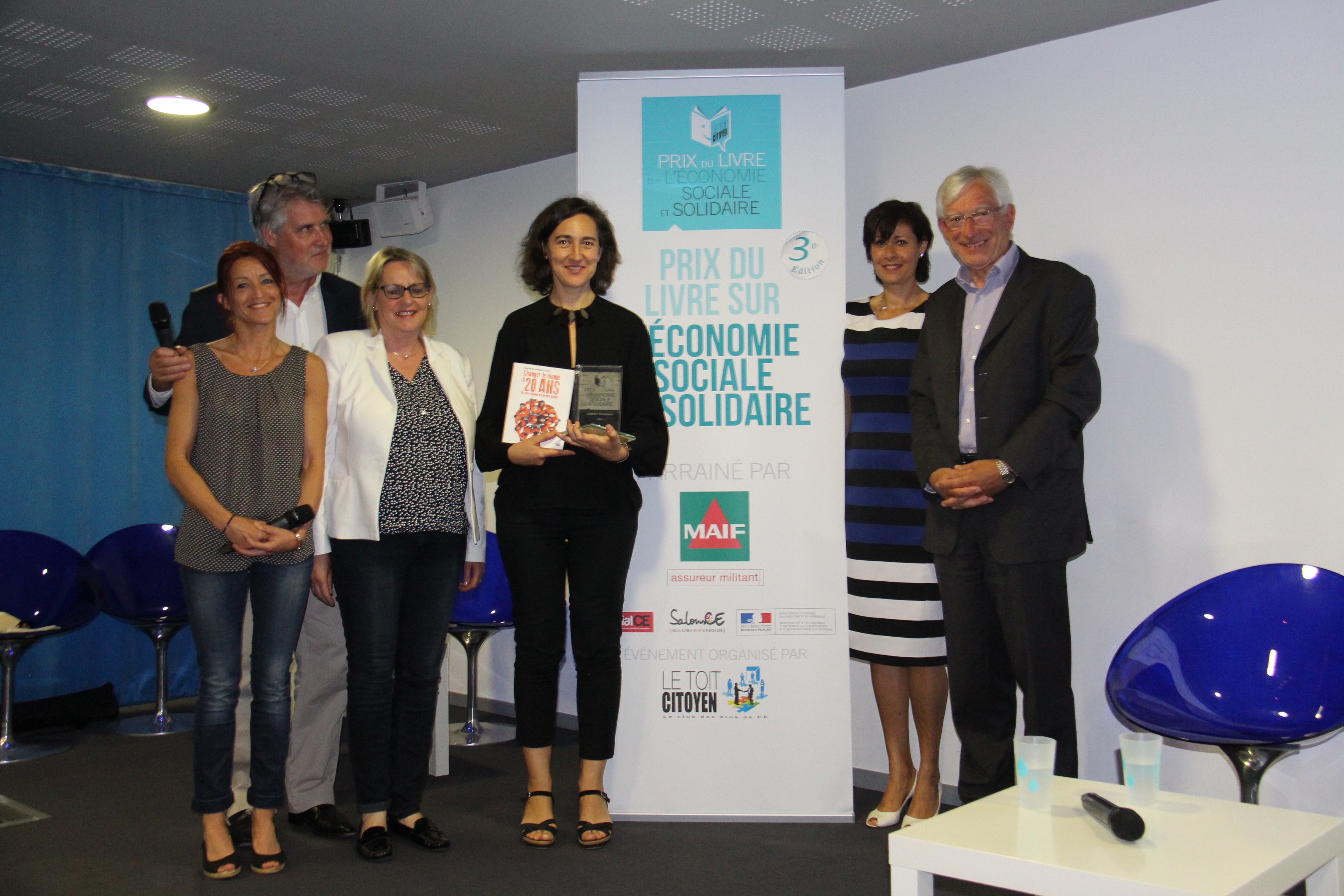 Marie Trellu-Kane entourée de Catherine Guenneguez et Sonia Schaeffer, membres du jury et Roger Belot, président. A droite, Delphine Laurent, l'artiste choisie pour le prix 2017 sous les yeux bienveillants de Patrick Gobert... Photo : Jean-Paul Berger