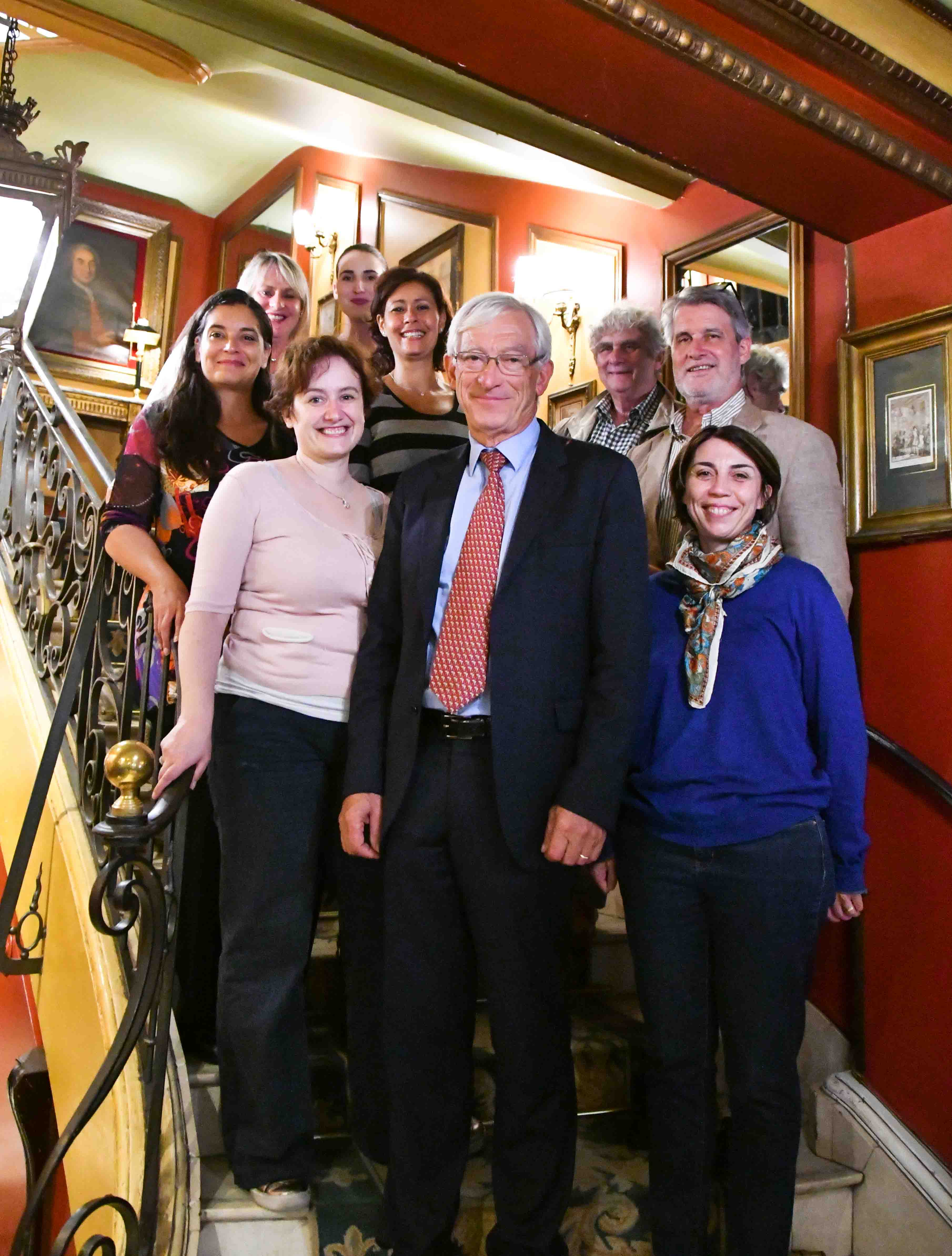 En bas du célèbre escalier du Procope, le président du jury Roger Belot est entouré de tous les jurés et des organisateurs. Photo : Catherine Cros