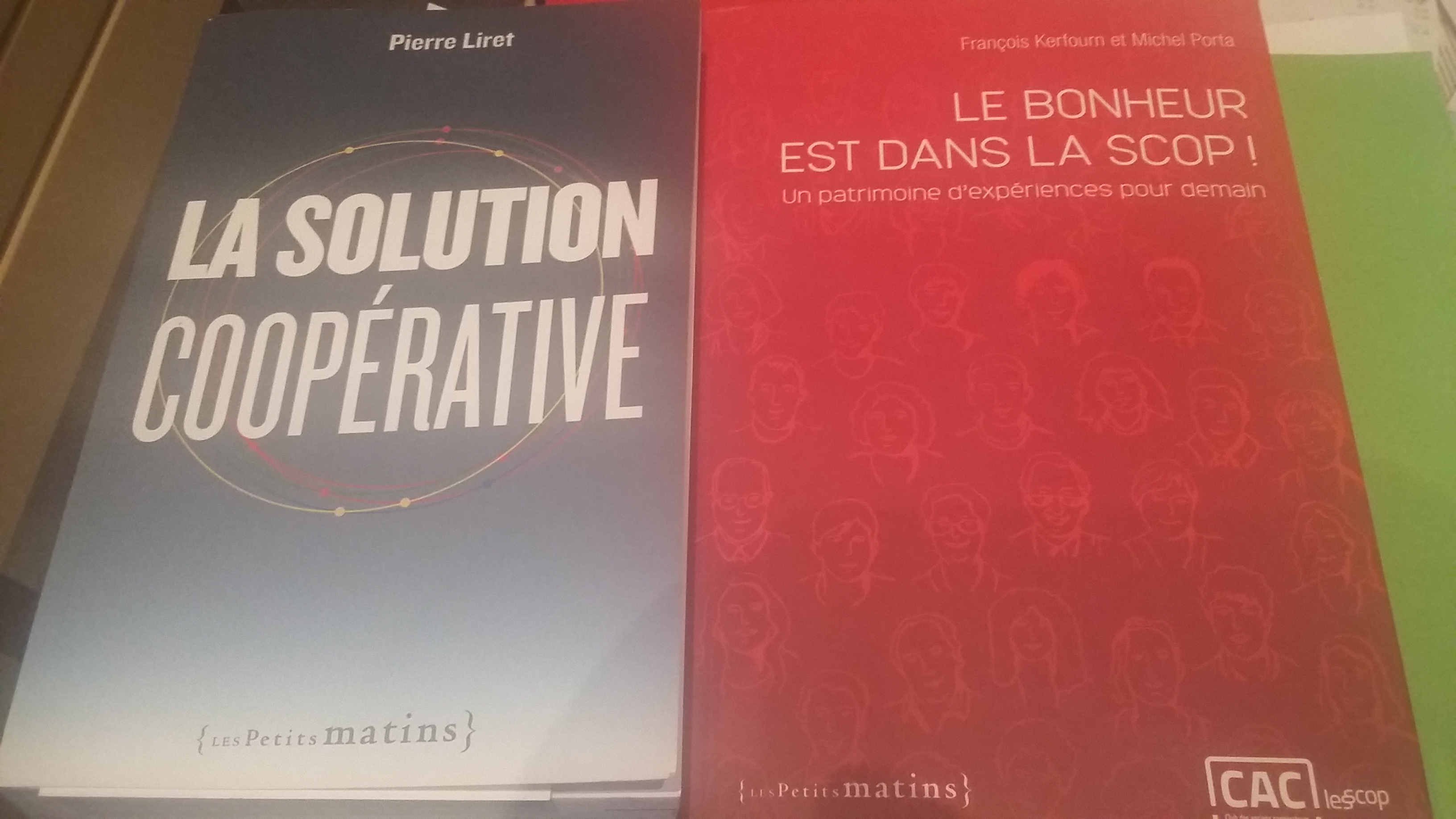 A gauche, le lauréat de la catégorie " Experts", Pierre Liret pour La Solution Coopérative et à droite, l'ouvrage récompensé dans la catégorie " Témoignages", le Bonheur est dans la Scop de François Kerfourn et Michel Porta. Photo : Catherine Cros.