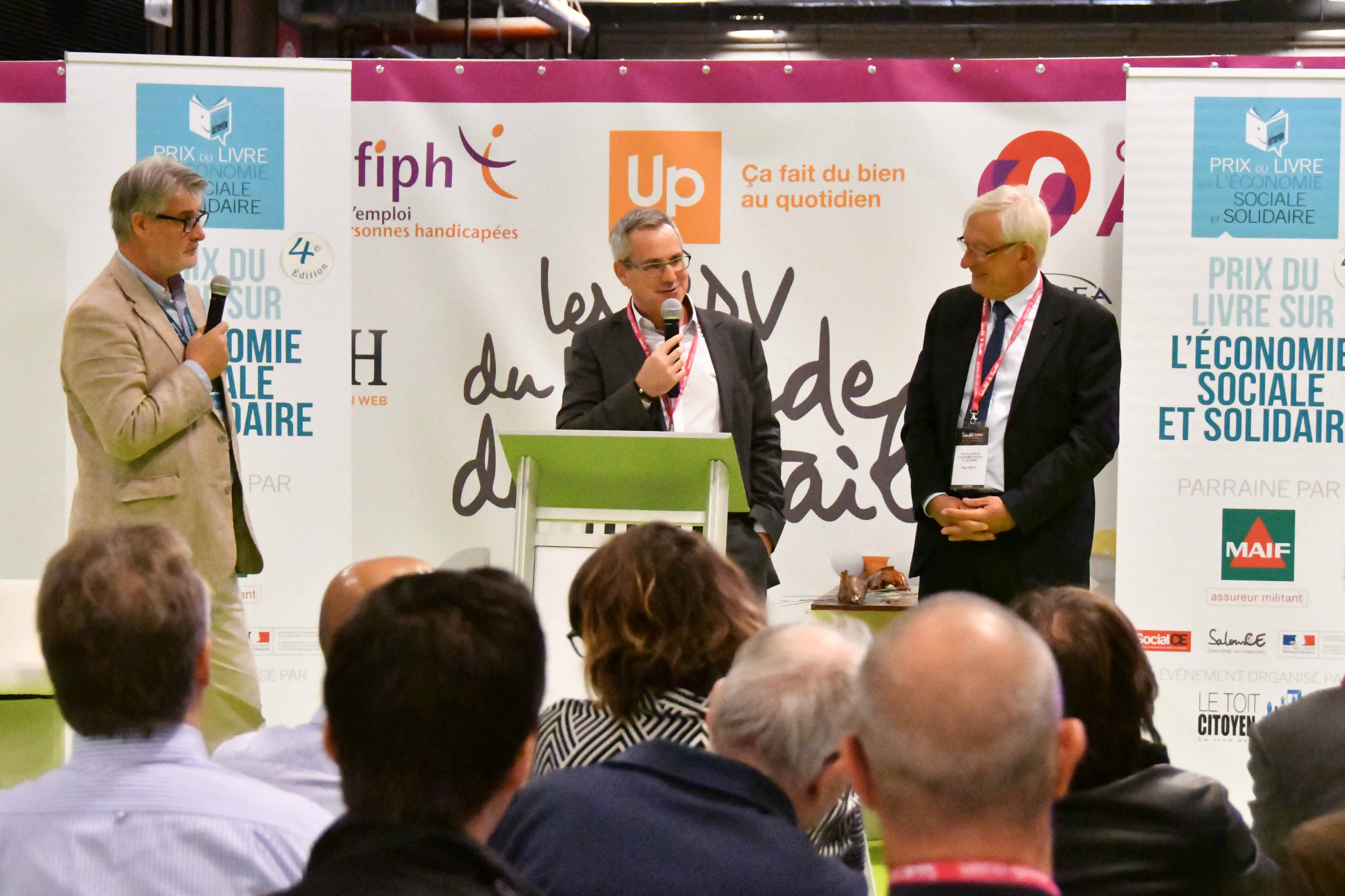 Entre Roger Belot et Patrick Gobert, Thierry Monminoux insiste sur le dénominateur commun entre les valeurs du Toit Citoyen et celles de la MAIF - Photo : Catherine Cros. Entre Roger Belot et Patrick Gobert, Thierry Monminoux insiste sur le dénominateur commun entre les valeurs du Toit Citoyen et celles de la MAIF - Photo : Catherine Cros.