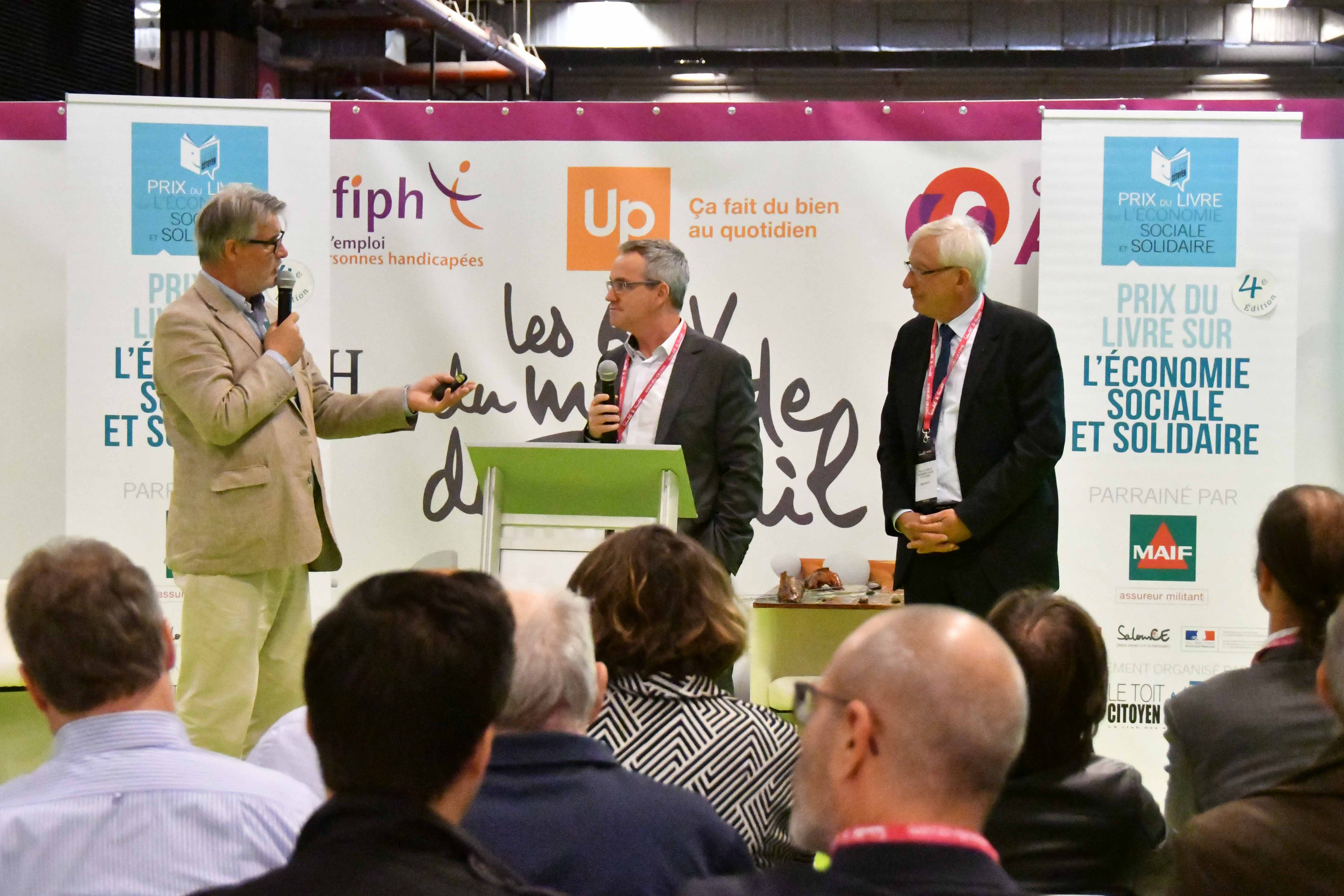 Thierry Monminoux a beaucoup discuté avec les participants du Prix après son intervention à la tribune - Photo : Catherine Cros.