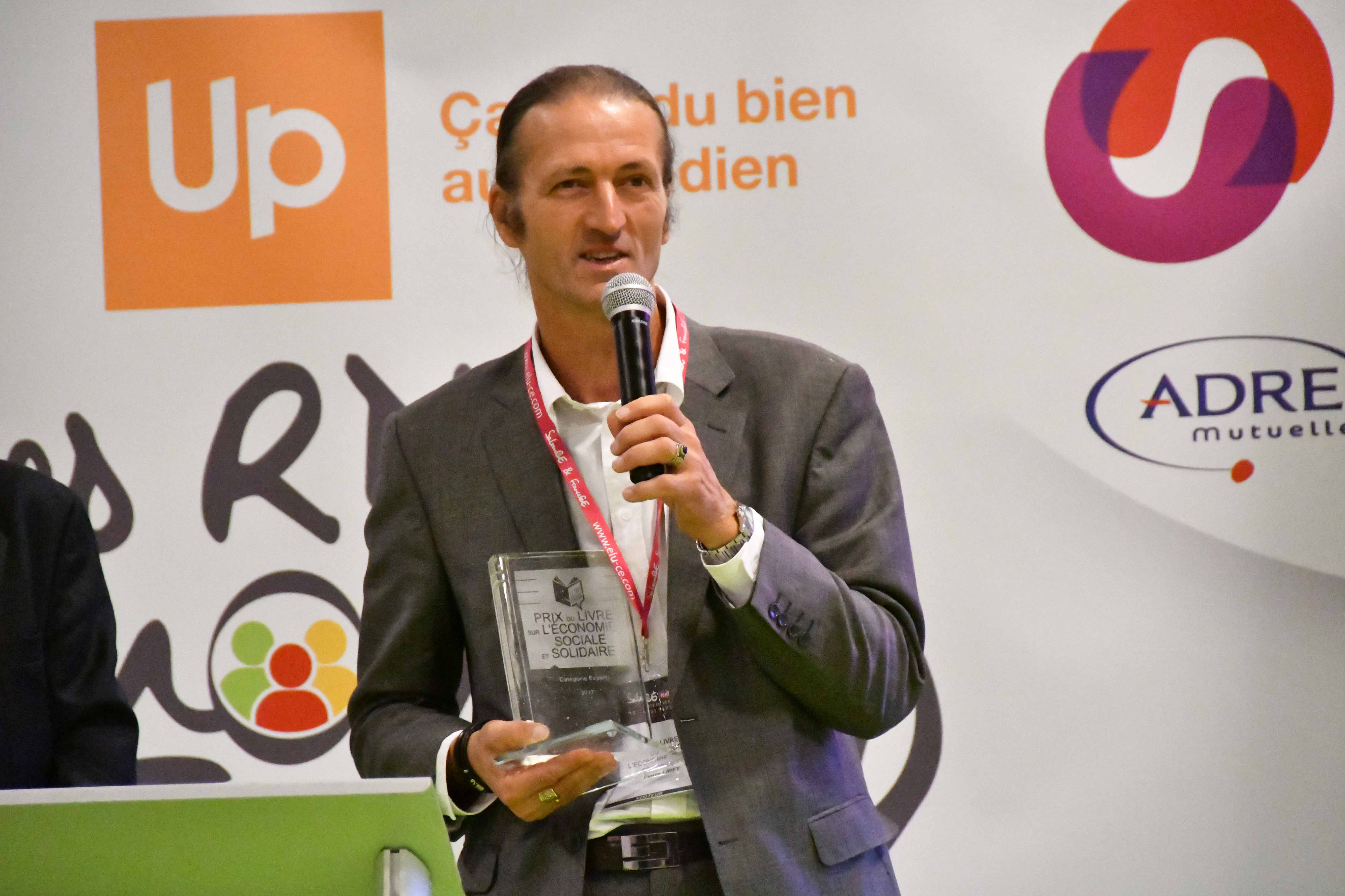 Pierre Liret et son trophée en cristal d'Arques : " J'ai juste écrit le livre que je cherchais à lire depuis des années "... Photo : Catherine Cros.