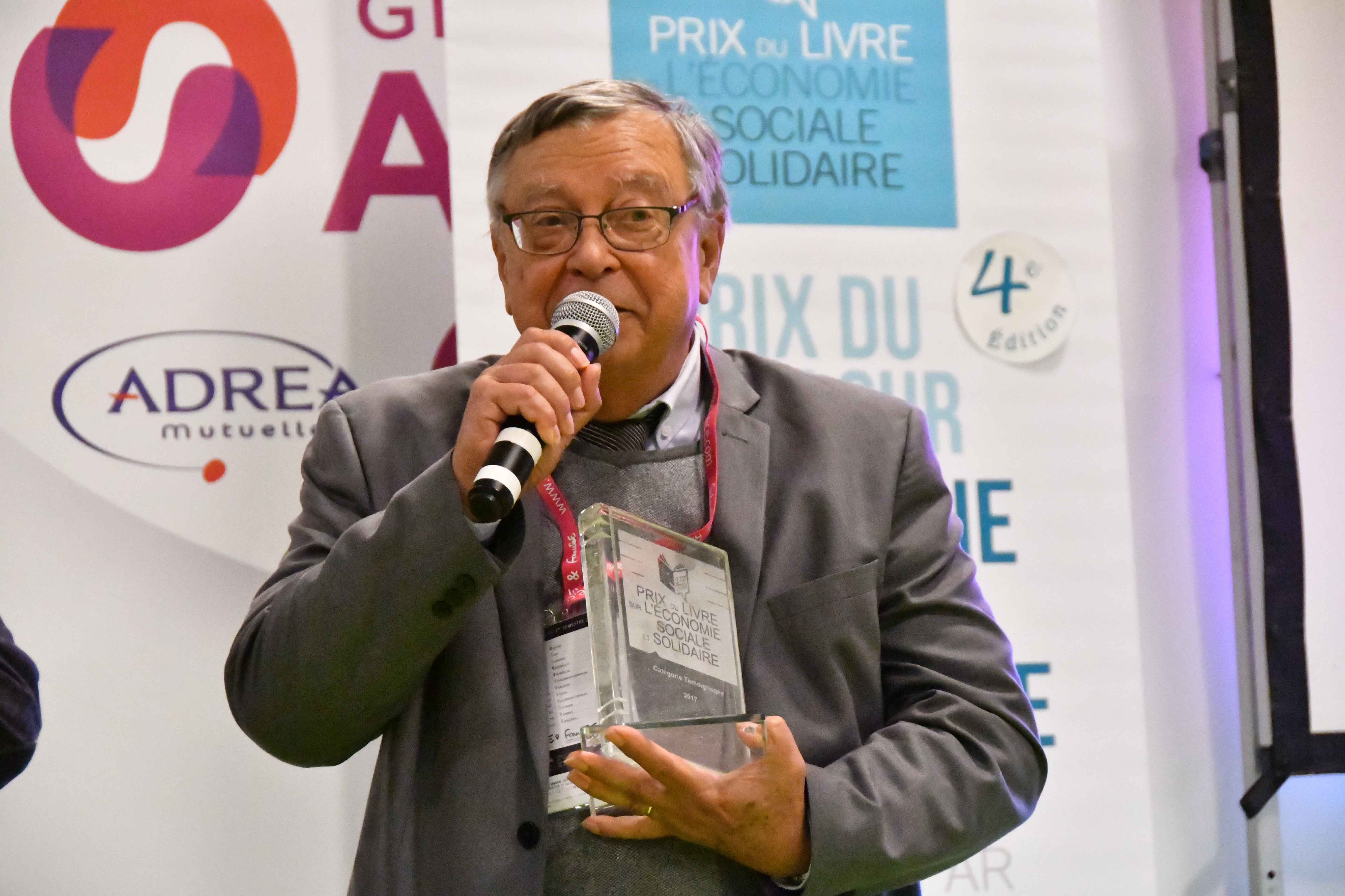 Michel Porta remercie les CE du Toit Citoyen et salue l'éditeur de sa confiance; " Il y a 50 ans que je n'avais pas gagné un prix..." Photo : Catherine Cros