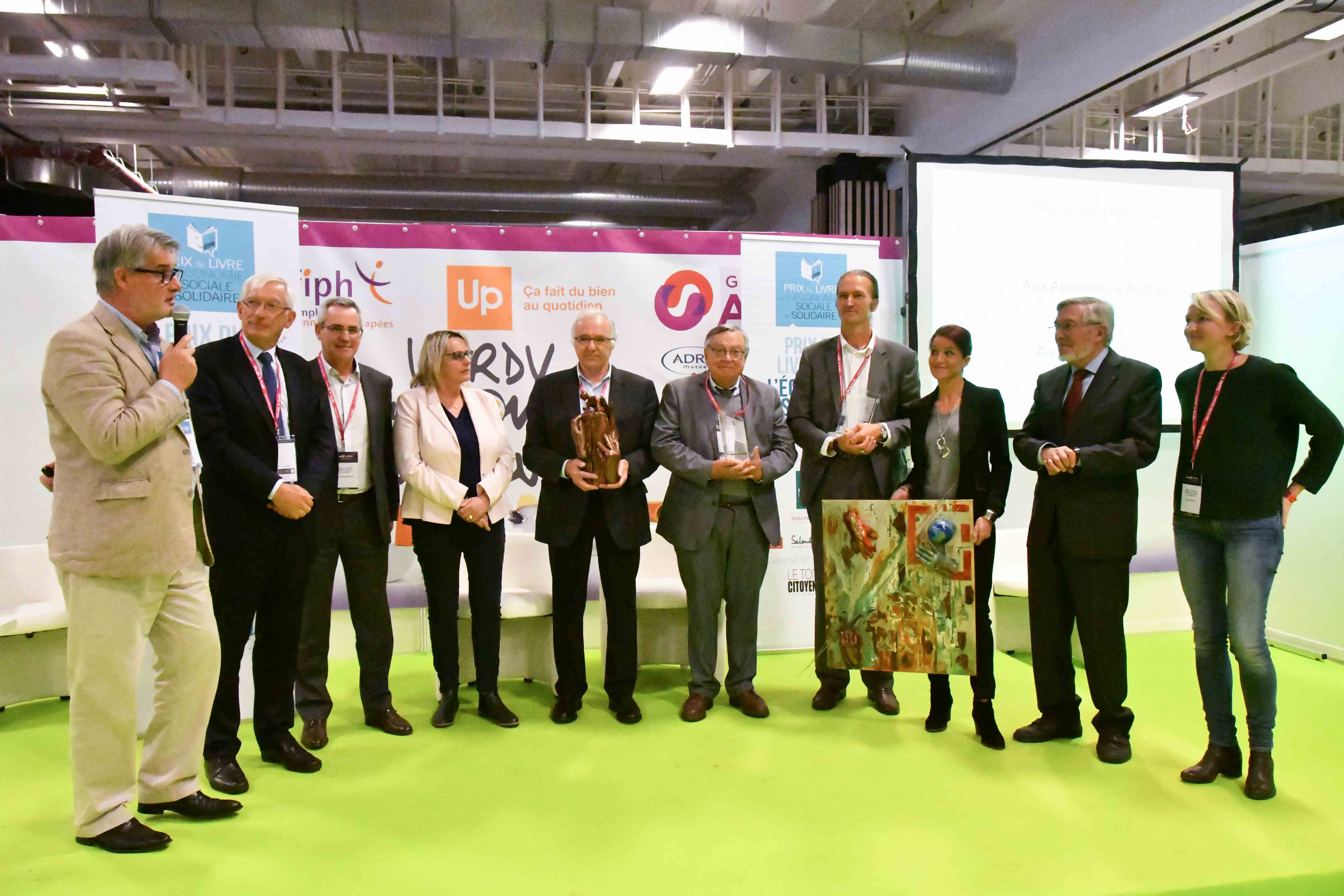 A coté de Patrick Gobert qui remercie tous les acteurs du Prix, Roger Belot, président du Jury,Thierry Monminoux, vice-président de la MAIF, Catherine Gueneguez, jurée, François Kerfourn et Michel Porta, puis Pierre Liret et Delphine Laurent, l'artiste sélectionnée pour cette édition. Enfin Jean Auroux, ancien ministre du travail et parrain du Club des CE Citoyens et Macha Dvinina, attachée de presse des éditions " Les petits matins " - Photo Catherine Cros -