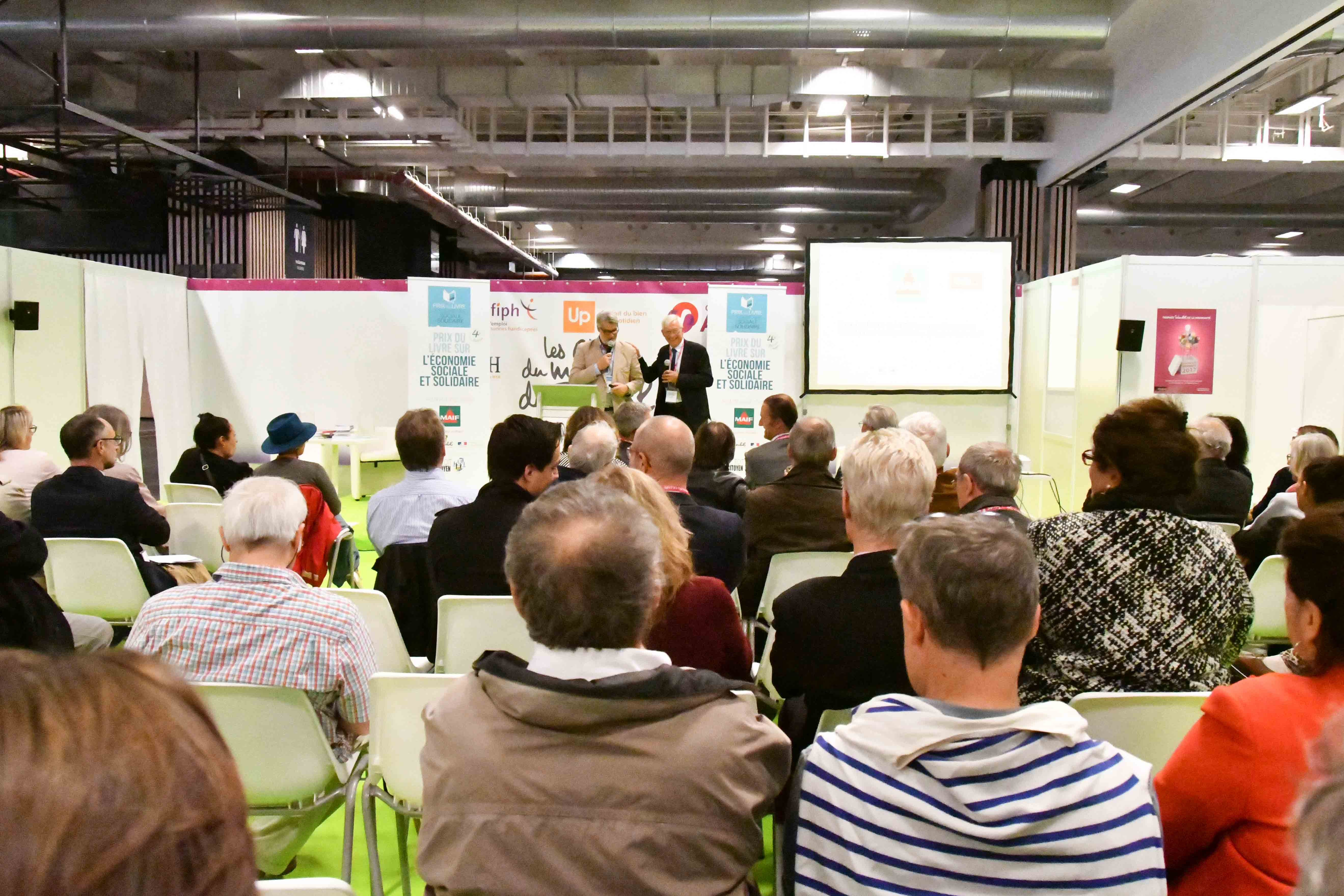Roger Belot et Patrick Gobert remercient tous les participants à cette quatrième édition et donnent rendez-vous en 2018 dans ce même lieu, à la même date pour découvrir d'autres bons livres... Photo : Catherine Cros.