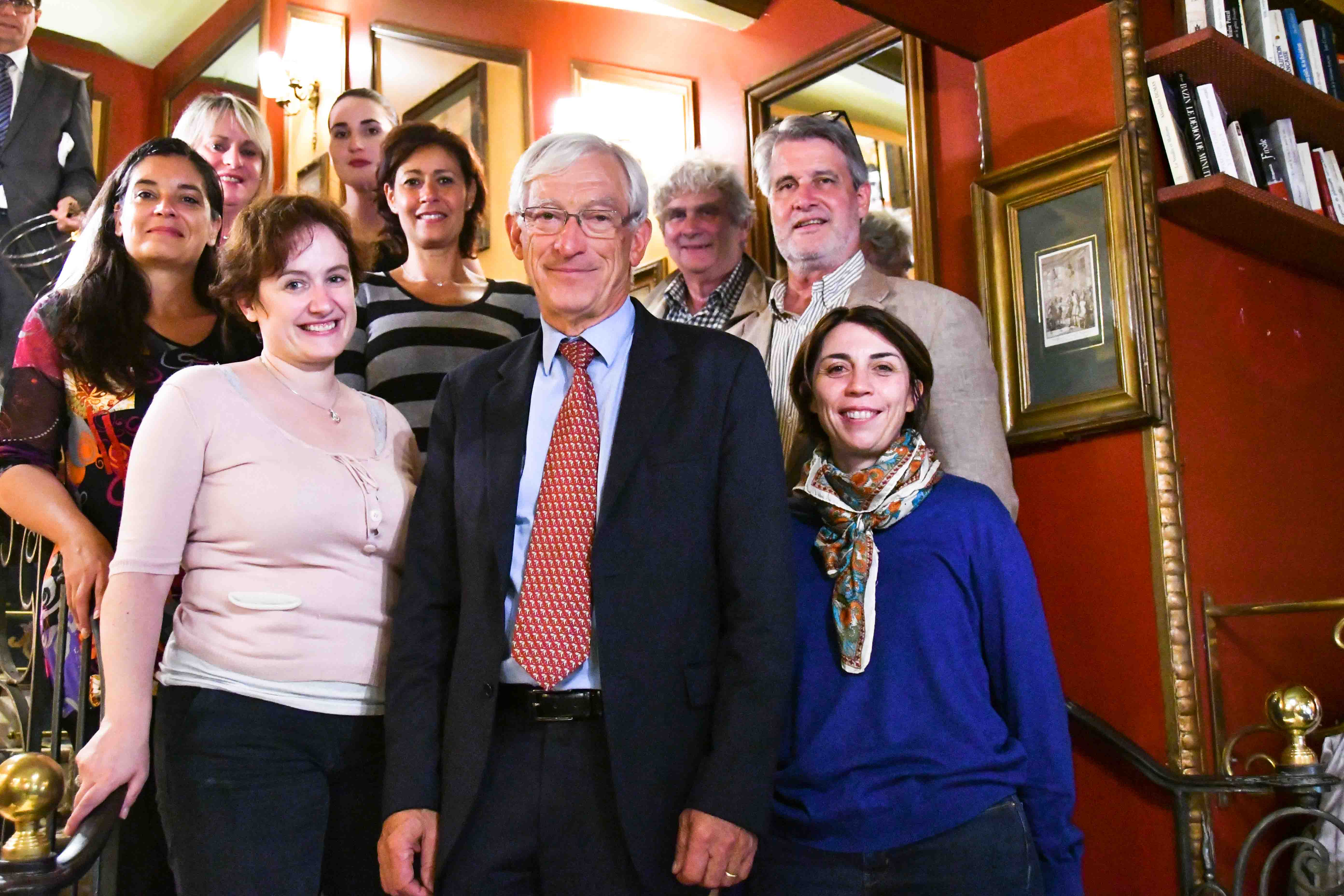 Le jury 2017 et l'équipe organisatrice en bas des marches du célèbre escalier du Procope. Marie-Martine Lips a rejoint les jurés pour le vote - Photo Catherine Cros