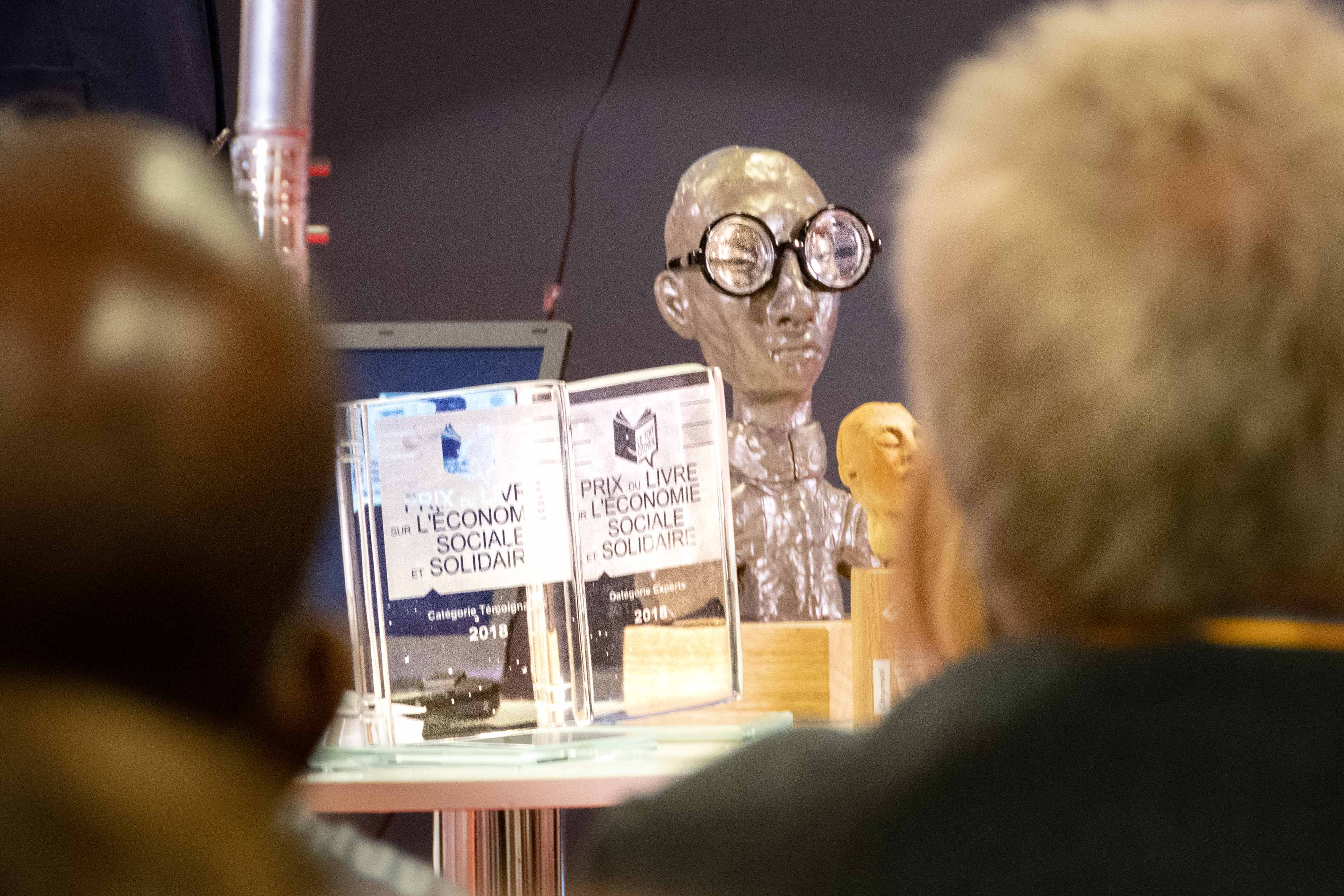 Trophées et sculptures pour les lauréats... fenêtre sur l'art ! Photo Catherine Cros - Trophées et sculptures pour les lauréats... fenêtre sur l'art ! Photo Catherine Cros -