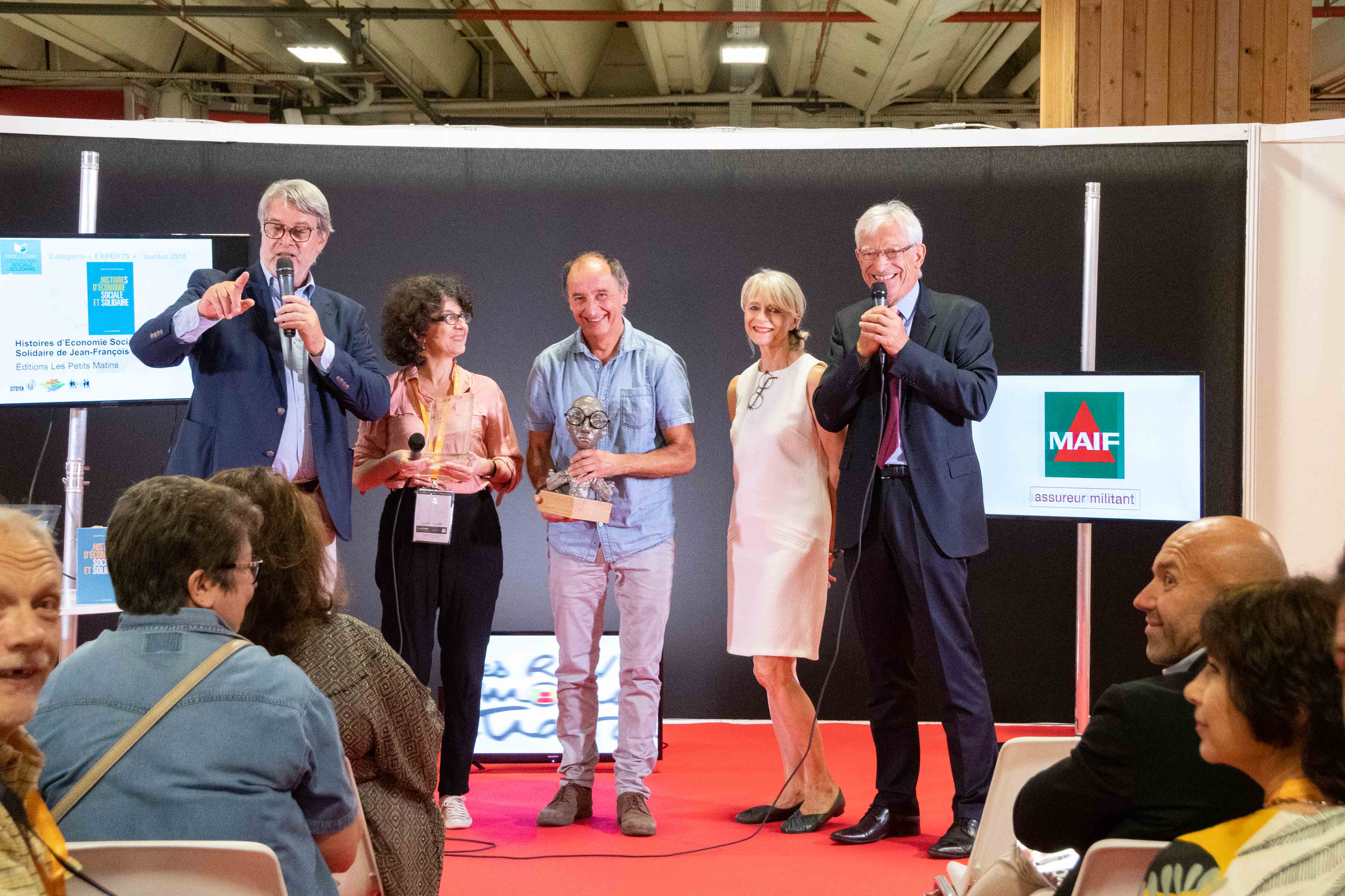 Anmarie Léon vient de remettre une sculpture d'expert...à Jean-François Draperi et Marie-Edith Alouf, éditrice aux Petits Matins tient son trophée, pendant que Patrick Gobert et Roger Belot ajoutent de la convivialité à la cérémonie - Photo Catherine Cros -