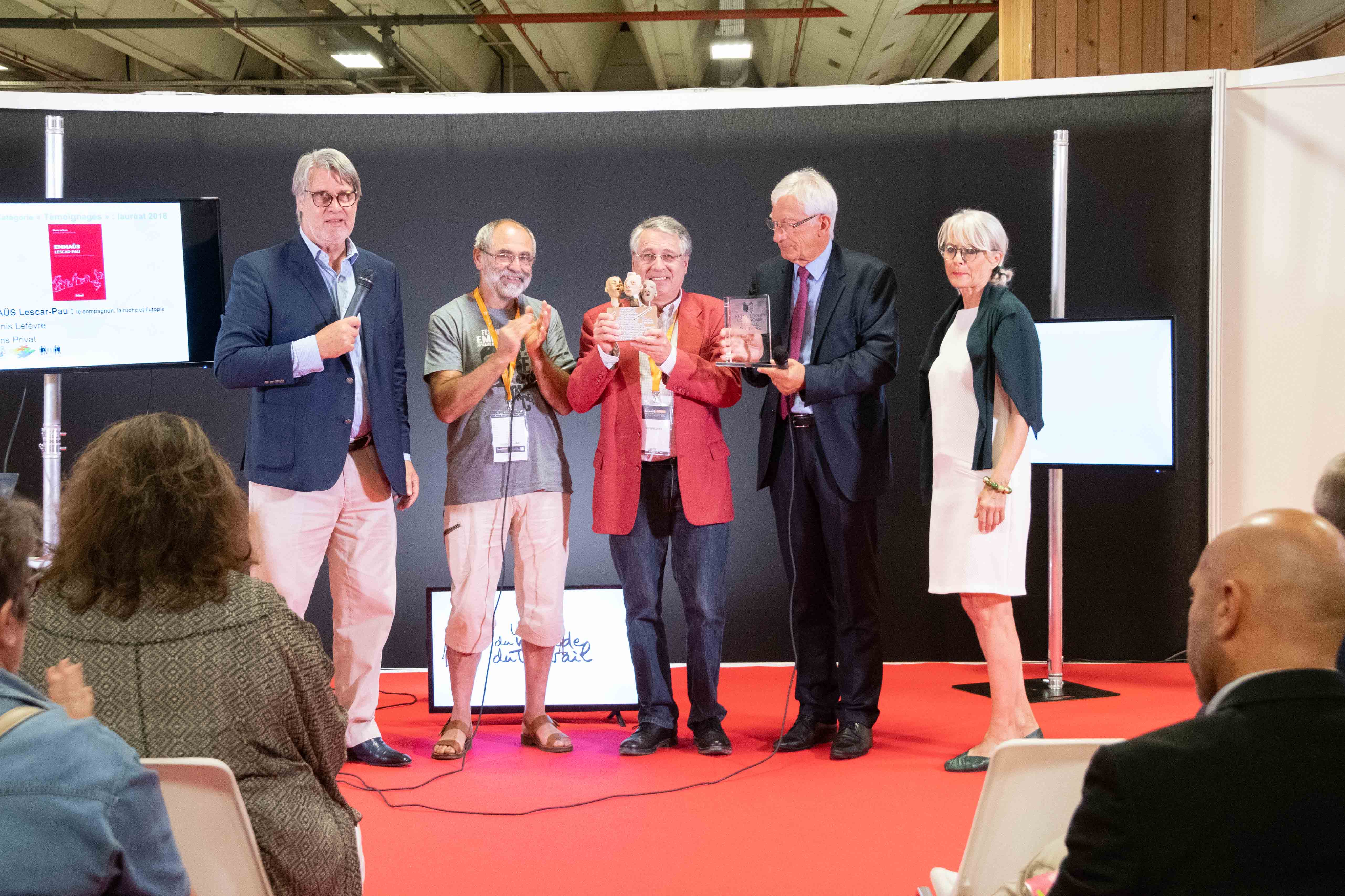 Denis Lefèvre et Germain Sahri heureux de leur trophée et de la sculpture exprimant l'ESS.... Photo : Catherine Cros -