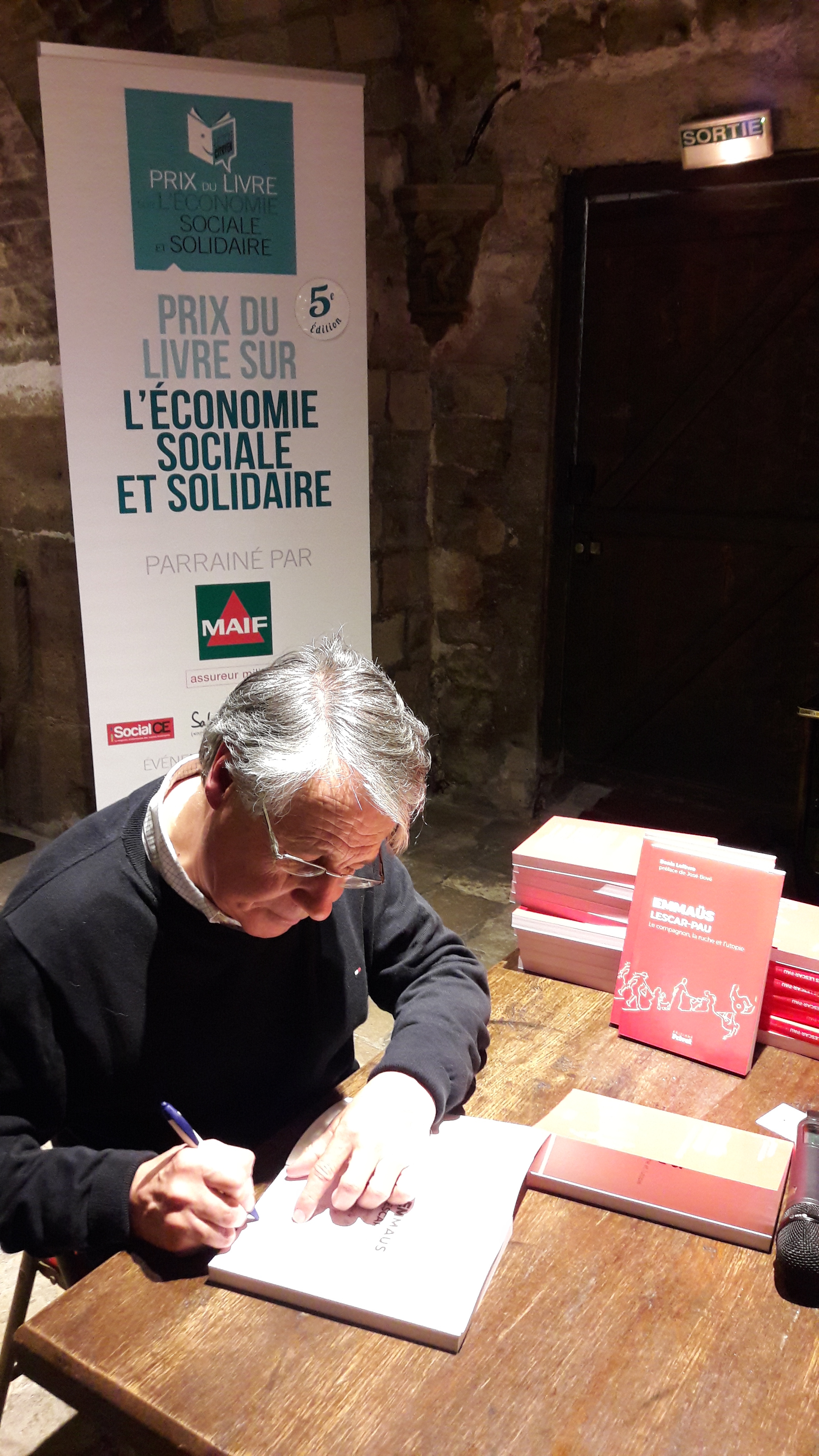 Près de 80 livres à dédicacer pour un Denis Lefèvre fier de son Prix et heureux de rencontrer des lecteurs nouveaux - Photo Agence de Relations Presse - Près de 80 livres à dédicacer pour un Denis Lefèvre fier de son Prix et heureux de rencontrer des lecteurs nouveaux - Photo Agence de Relations Presse -