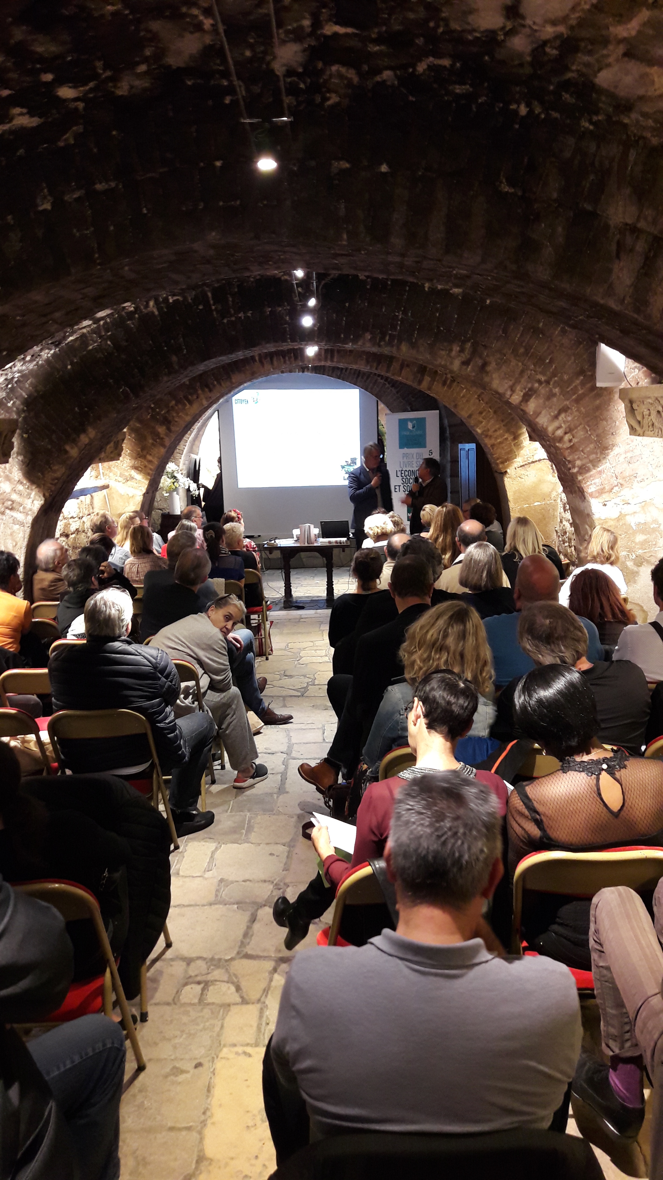 Une assistance attentive sous les voûtes pleines d'histoire du Musée du Vin - Photo Agence de Relations Presse -