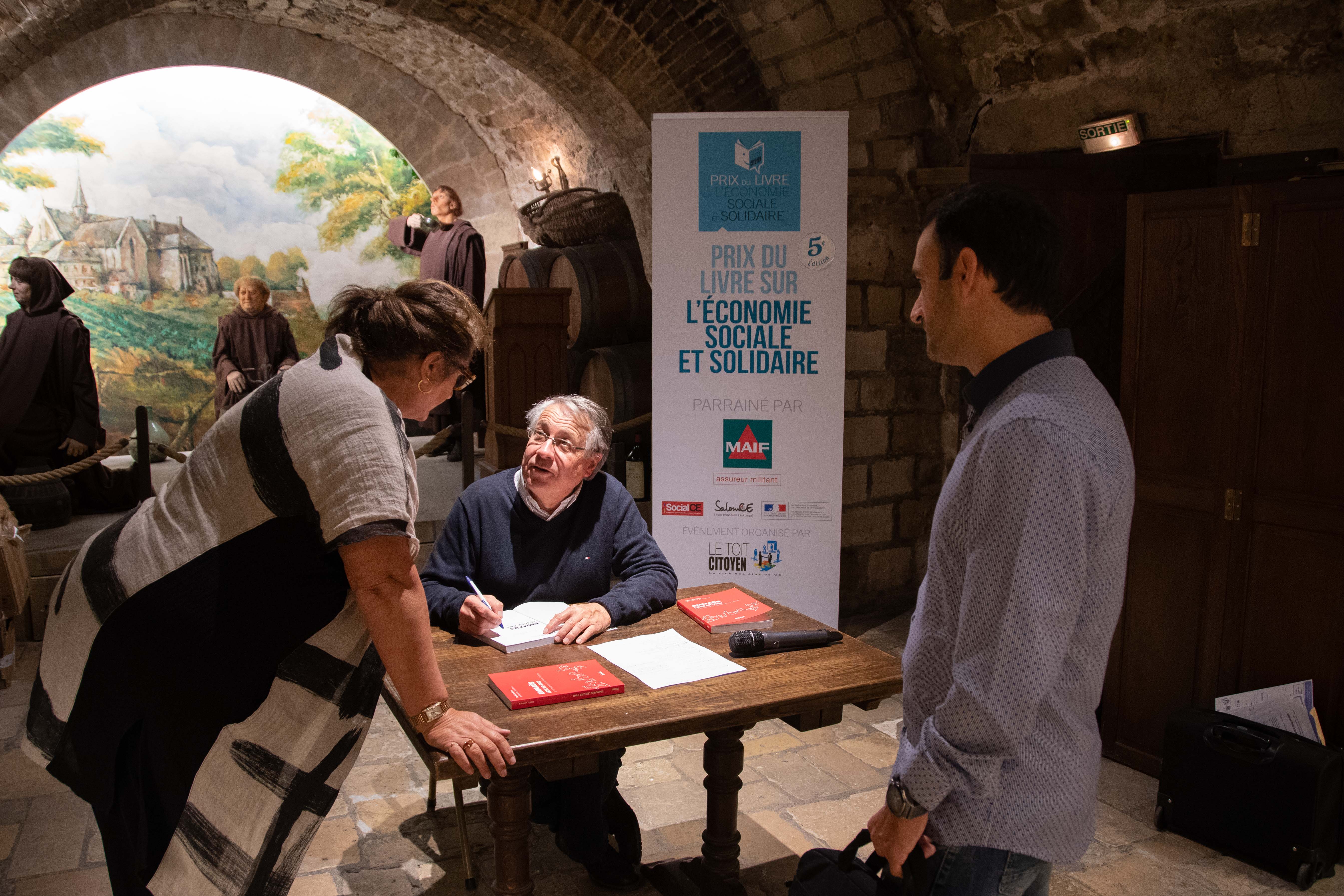 Denis Lefèvre a pris le temps de parler avec chaque personne - Photo Catherine Cros -