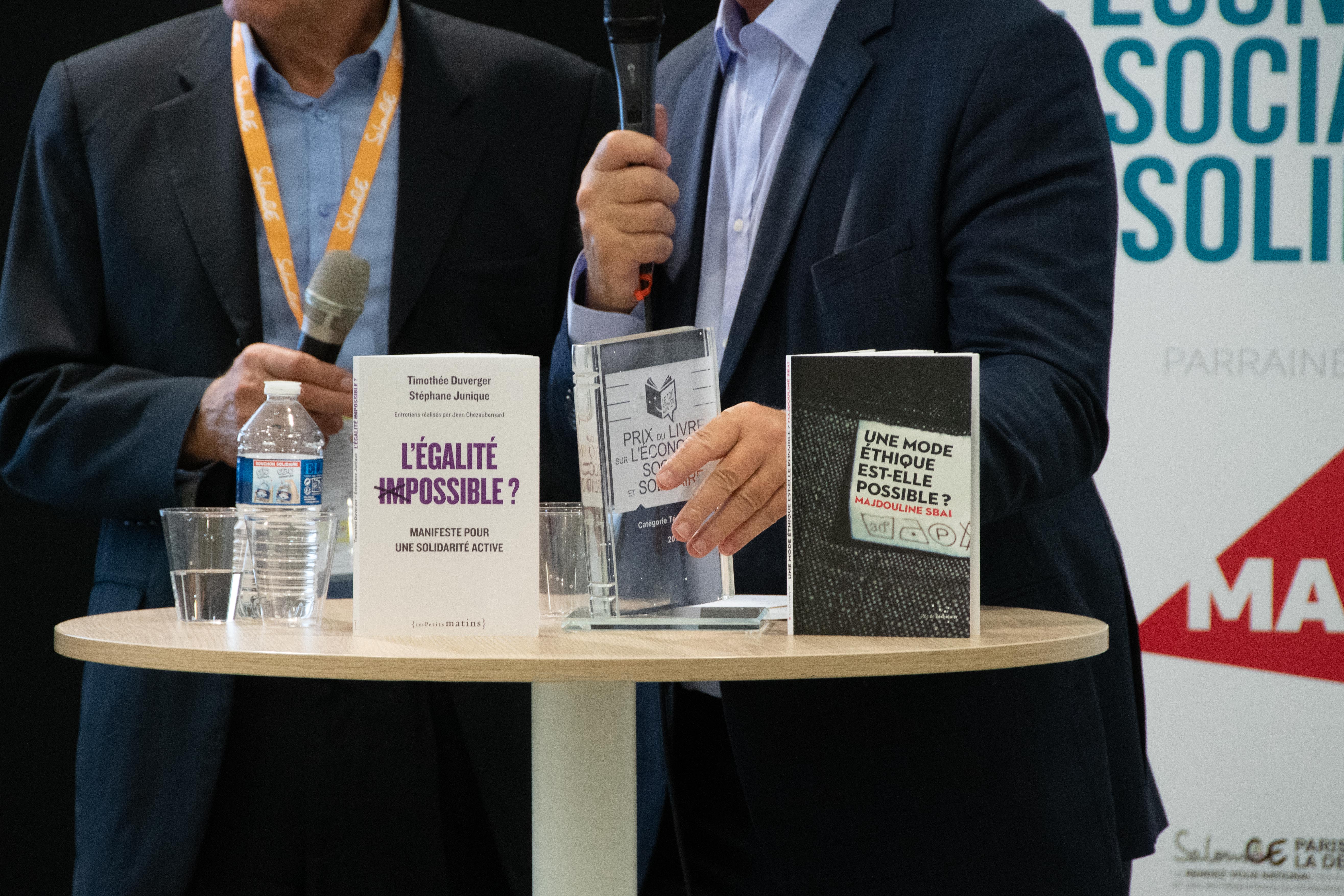 L'ouvrage de Stéphane Junique et Timothée Duverger, " L’Égalité Posible " et celui de Majdouline Sbai sur la Mode Ethique dans la catégorie " Témoignages " récompensés - Photo Catherine Cros L'ouvrage de Stéphane Junique et Timothée Duverger, " L’Égalité Posible " et celui de Majdouline Sbai sur la Mode Ethique dans la catégorie " Témoignages " récompensés - Photo Catherine Cros