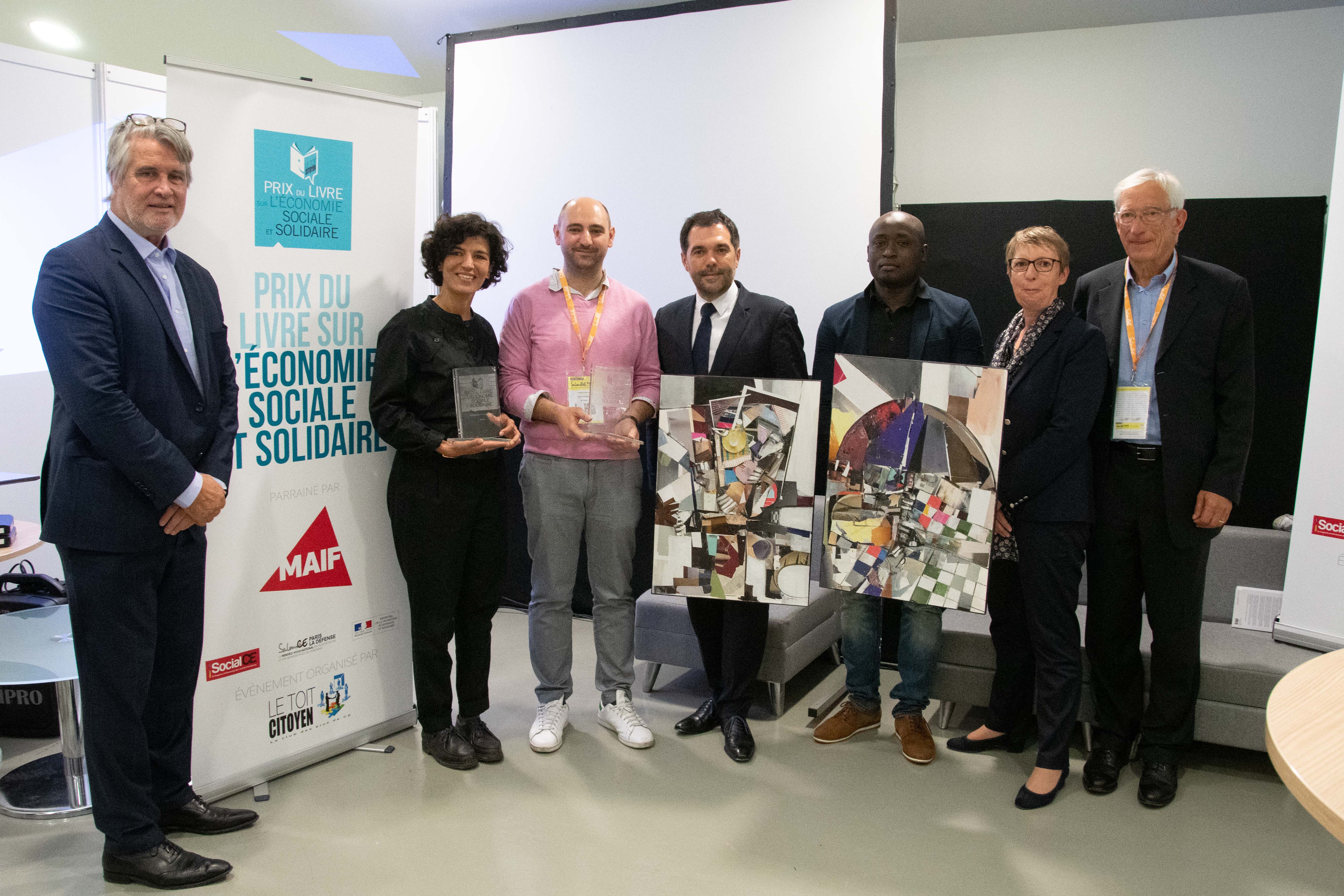 De gauche à droite : Patrick Gobert, Majdouline Sbai, lauréate de la catégorie « Témoignages », Timothée Duverger et Stéphane Junique, lauréats de la catégorie « Experts », Jean-Baptiste Kandodj. S, l’artiste 2019 du Toit Citoyen, Annick Valette, administratrice de la MAIF et Roger Belot, président du Jury - Photo Catherine Cros De gauche à droite : Patrick Gobert, Majdouline Sbai, lauréate de la catégorie « Témoignages », Timothée Duverger et Stéphane Junique, lauréats de la catégorie « Experts », Jean-Baptiste Kandodj. S, l’artiste 2019 du Toit Citoyen, Annick Valette, administratrice de la MAIF et Roger Belot, président du Jury - Photo Catherine Cros