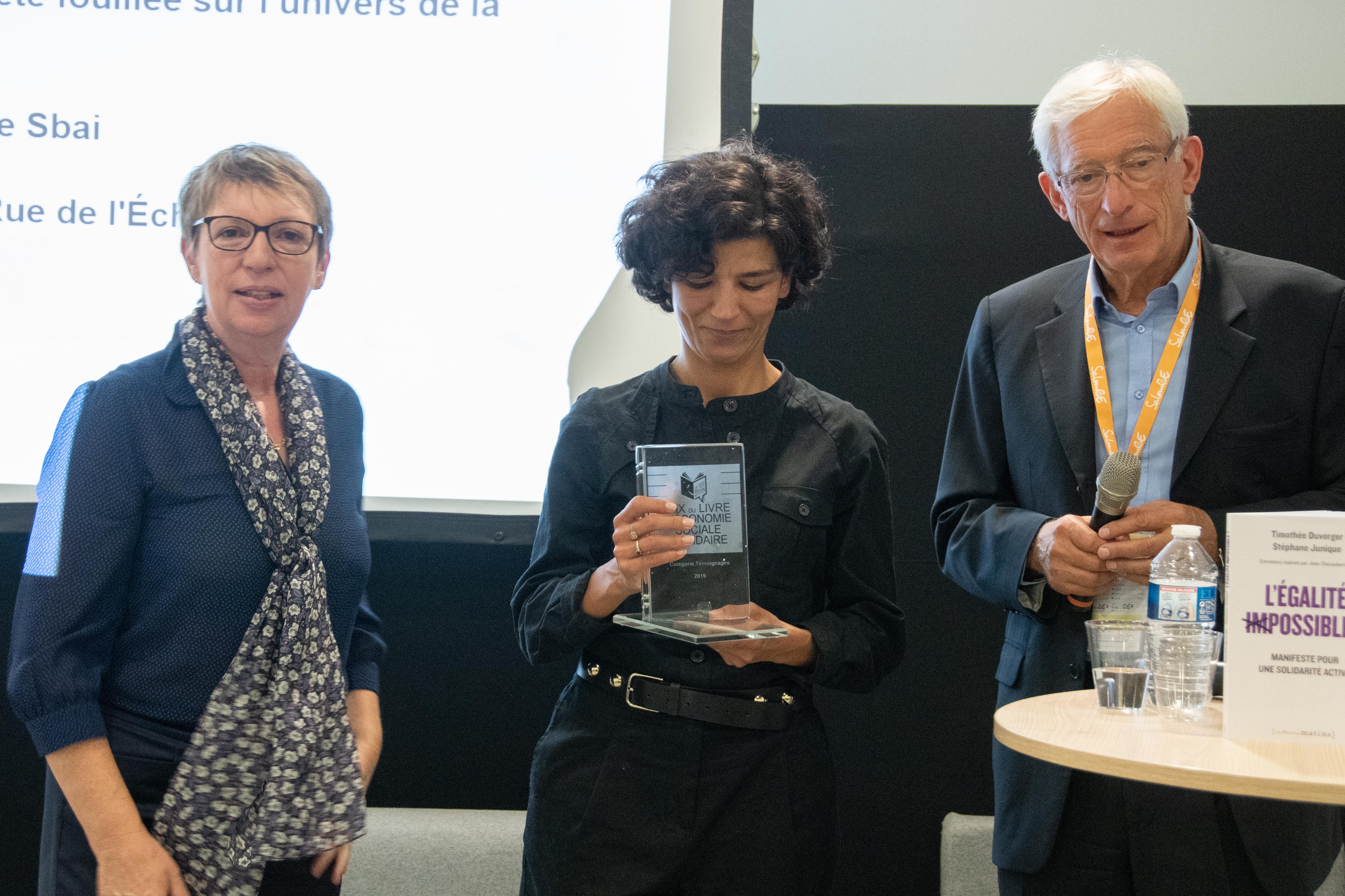 Annick Valette, administratrice de la MAIF et Roger Belot ont remis le trophée en cristal d'Arques à la lauréate - Photo Catherine Cros