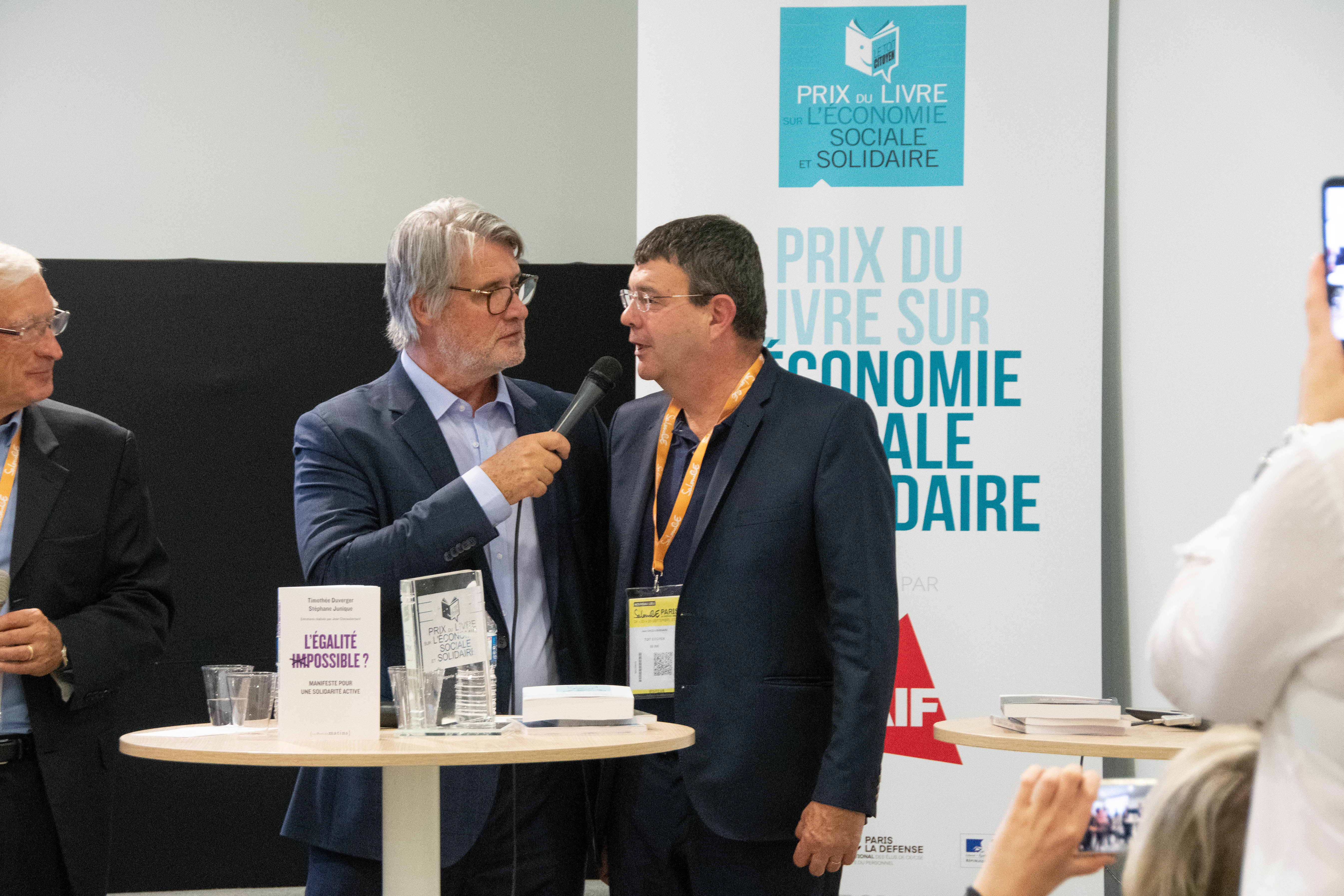 Jean Chezeaubernard , rédacteur en chef de l’Essentiel Santé Magazine qui a recueilli tous les entretiens du livre pendant plusieurs mois, en fin de journée, s'est félicité de la disponibilité de ses deux comparses - Photo Catherine Cros Jean Chezeaubernard , rédacteur en chef de l’Essentiel Santé Magazine qui a recueilli tous les entretiens du livre pendant plusieurs mois, en fin de journée, s'est félicité de la disponibilité de ses deux comparses - Photo Catherine Cros