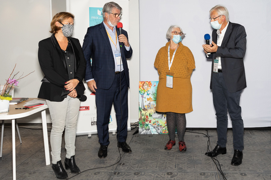 Béatrice Barras était bien présente et avait fait le voyage de Valence dans la Drôme pour son livre primé « Une cité aux mains fertiles : quand les habitants transforment leur quartier (Editions REPAS) . Roger Belot (président du Jury) explique à la ministre pourquoi le livre a été élu - Photo : Jacques Martin -