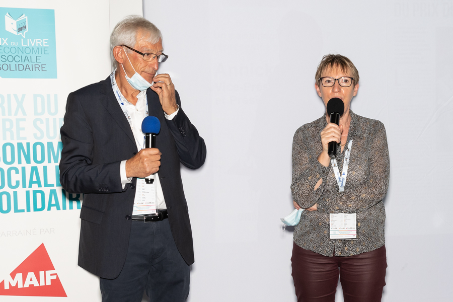 D’autres mains fertiles..., celles d’Annick Valette (vice-présidente de la MAIF) ont salué chaleureusement le choix de Béatrice Barras - Photo : Jacques Martin - D’autres mains fertiles..., celles d’Annick Valette (vice-présidente de la MAIF) ont salué chaleureusement le choix de Béatrice Barras - Photo : Jacques Martin -