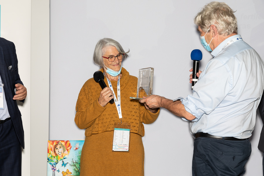 Les mains fertiles... de Patrick Viveret, juré fidèle et l'un des experts les plus écoutés en matière d'ESS lui ont remis le trophée en cristal à la lauréate qui l' tout de suite dédié à ses équipiers et à ce quartier de Fontbarlettes à Valence - Photo : Jacques Martin -